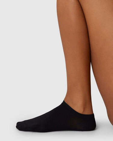 181002001-sara-sneaker-socks-black-swedish-stockings-3