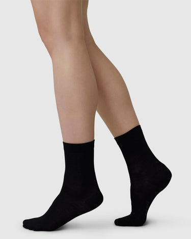 191006001-johanna-wool-socks-black-swedish-stockings-1