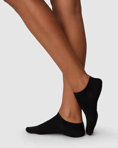 181002001-sara-sneaker-socks-black-swedish-stockings-2