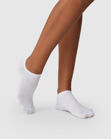 181002900-sara-sneaker-socks-white-swedish-stockings-1