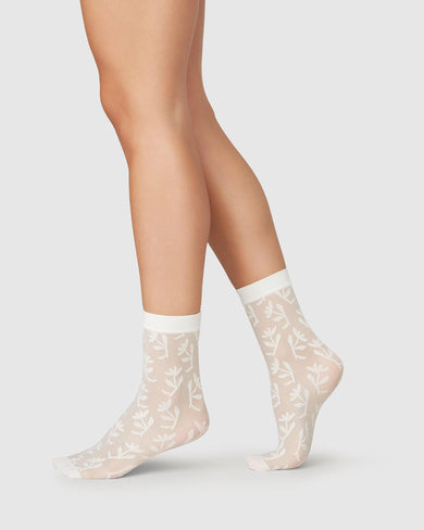 182032901-flora_BLANK_flower-socks-ivory-swedish-stockings-1